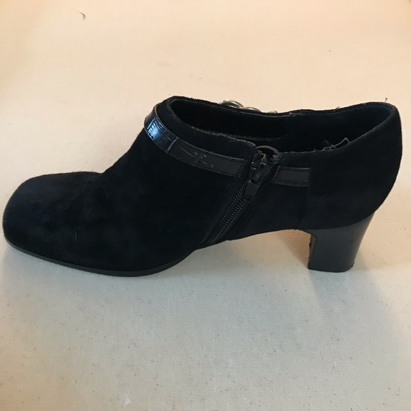 4/$25 Black faux suede ankle booties ⛈❄️ - Picture 4 of 4